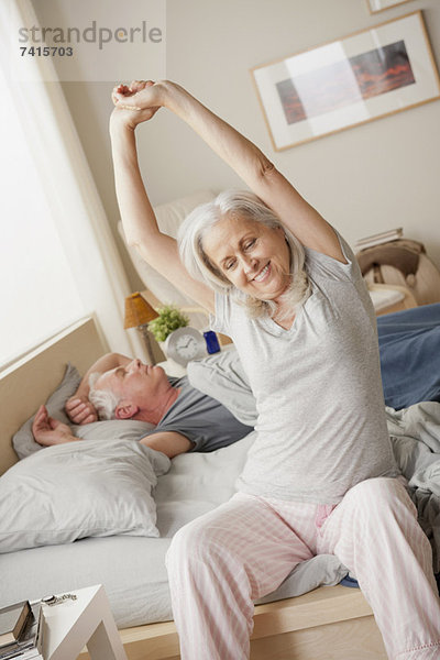 hoch  oben  Senior  Senioren  Frau  strecken  wecken