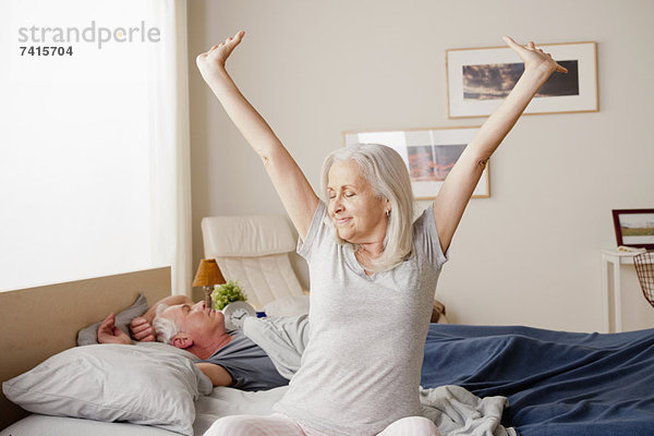 hoch  oben  Senior  Senioren  Frau  strecken  wecken