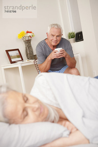 Senior  Senioren  Mann  sehen  Tasse  Ehefrau  schlafen  Kaffee