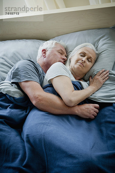 Senior  Senioren  umarmen  schlafen