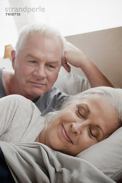 Senior  Senioren  Mann  sehen  Ehefrau  Bett  schlafen