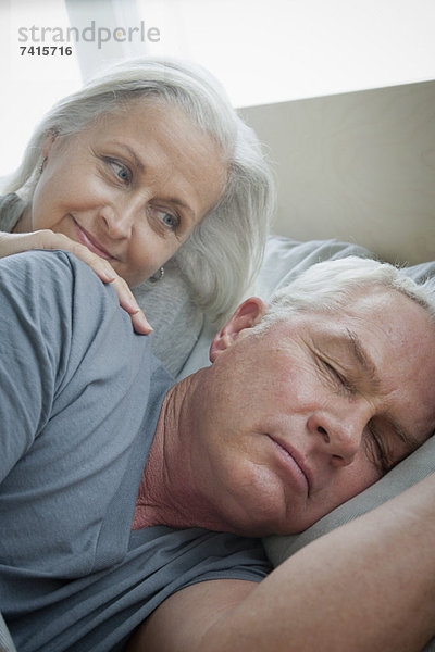 Senior  Senioren  Frau  sehen  schlafen  Ehemann