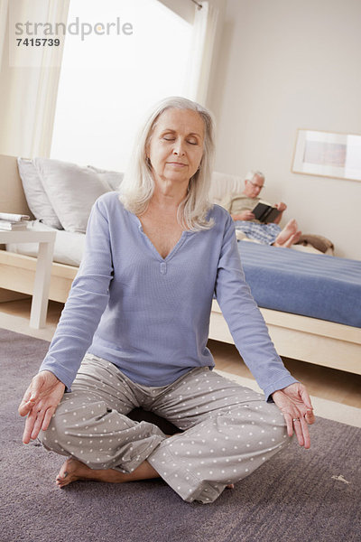 Senior  Senioren  Frau  üben  Hintergrund  Yoga  Ehemann  vorlesen