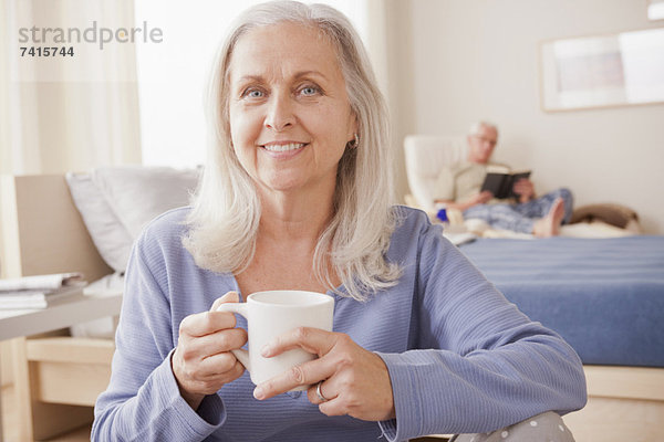 Senior  Senioren  Frau  Tasse  halten  Hintergrund  Kaffee  Ehemann  vorlesen