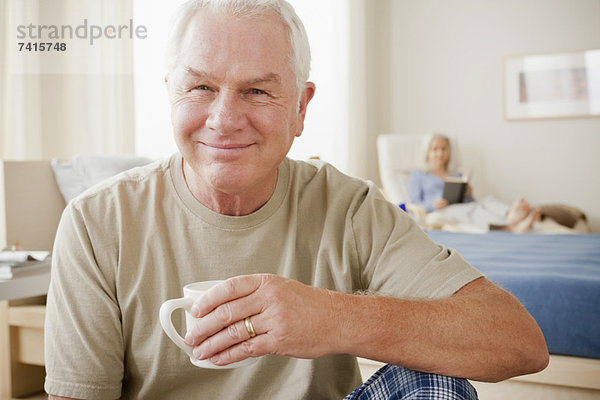 Senior  Senioren  Mann  Tasse  lächeln  halten  Kaffee