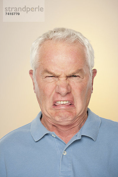 Senior Senioren Gesichtsausdruck Gesichtsausdrücke Ausdruck Ausdrücke Mimik Portrait Mann Ekel