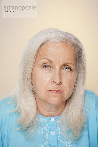 Senior  Senioren  Gesichtsausdruck  Gesichtsausdrücke  Ausdruck  Ausdrücke  Mimik  Portrait  Frau  Argwohn