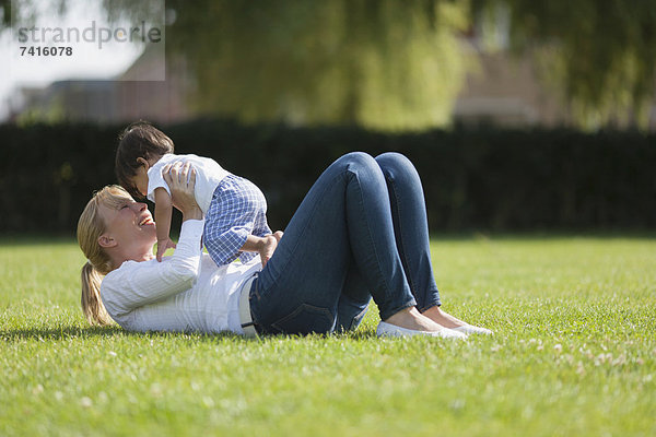 Gras  Mutter - Mensch  Baby  spielen