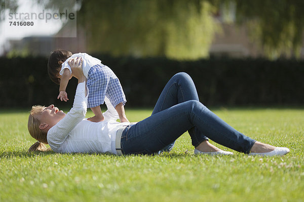 Gras  Mutter - Mensch  Baby  spielen