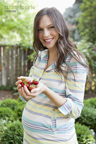 Portrait Frau halten Schwangerschaft Mittelpunkt Erdbeere Erwachsener