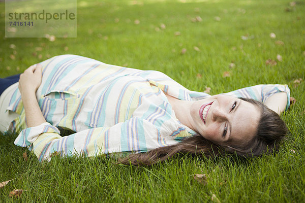 liegend  liegen  liegt  liegendes  liegender  liegende  daliegen  Portrait  Frau  Schwangerschaft  Mittelpunkt  Gras  Erwachsener