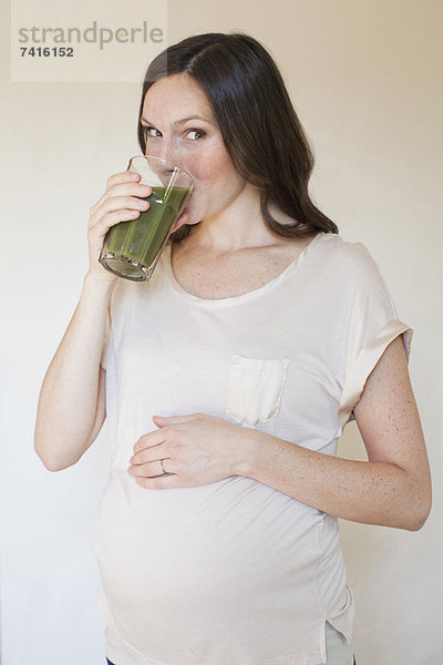 Portrait  Frau  grün  Schwangerschaft  Mittelpunkt  trinken  Saft  Erwachsener