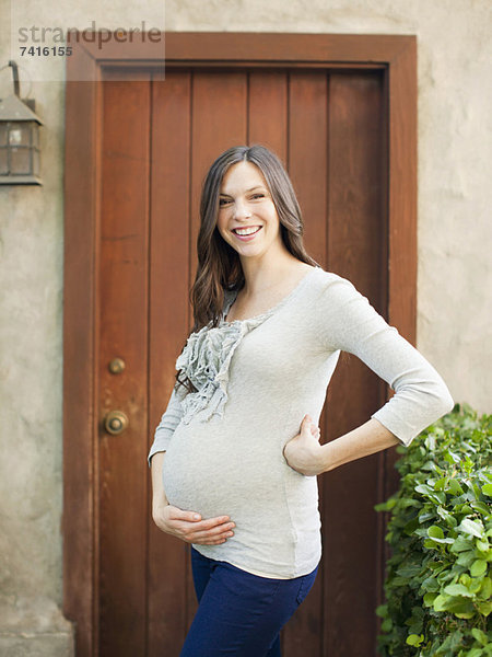 stehend  Portrait  Frau  Eingang  Tür  frontal  Schwangerschaft  Mittelpunkt  Erwachsener