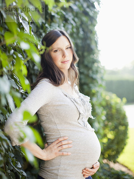 Portrait  Frau  Schwangerschaft  Mittelpunkt  Erwachsener  Hecke