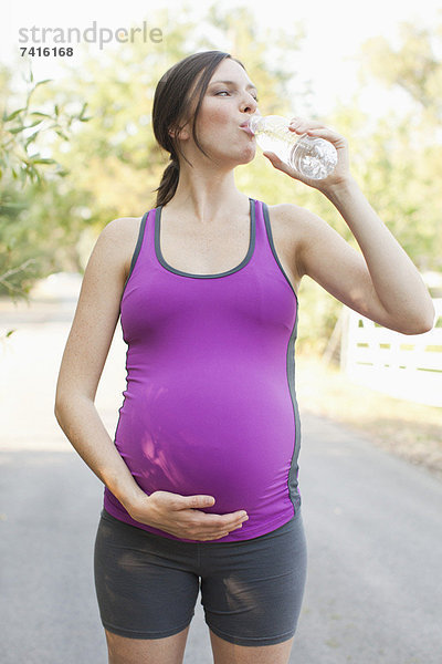 Wasser  Frau  Sport  Kleidung  frontal  Schwangerschaft  Mittelpunkt  Ansicht  trinken  Erwachsener