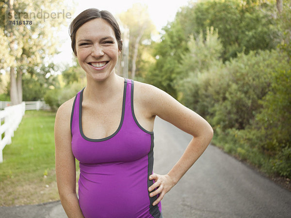 Portrait  Frau  Sport  Kleidung  frontal  Schwangerschaft  Mittelpunkt  Ansicht  Erwachsener