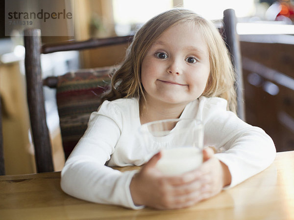 Küche  trinken  5-6 Jahre  5 bis 6 Jahre  Mädchen  Milch