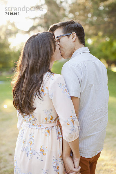 Paar küssen im park