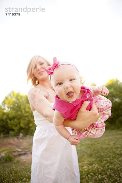 Außenaufnahme  Fröhlichkeit  jung  Mutter - Mensch  Baby  spielen
