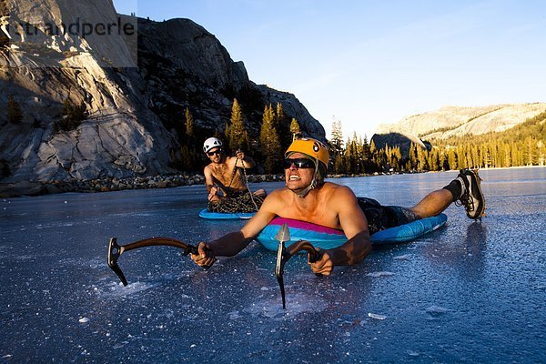 arbeiten  Freund  See  Eis  Klettern  Yosemite Nationalpark  Kalifornien  bekommen  Floß  Weg