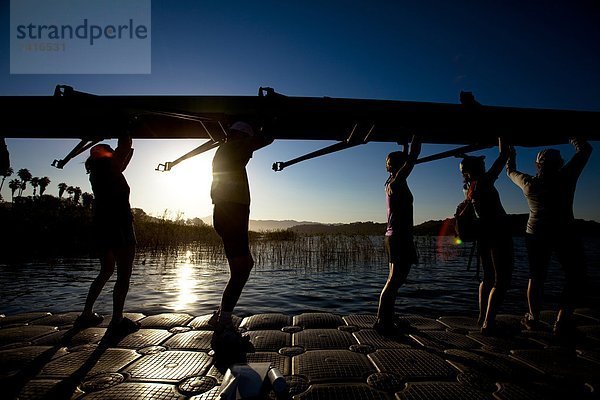 Teamwork  tragen  See  Boot  Dock  Rudern  Ojai  California  Kalifornien