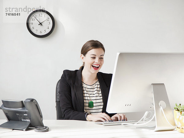 Frau  Computer  lachen  arbeiten  jung  schießen  Studioaufnahme