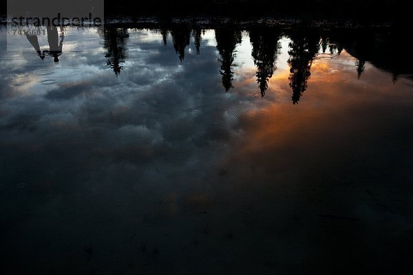 Farbaufnahme  Farbe  Mann  Wolke  See  heraustropfen  tropfen  undicht  Regen  Spiegelung  1  kopfüber