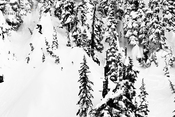 Snowboardfahrer  fahren  heraustropfen  tropfen  undicht  Seitenansicht  Skykomish  Washington  Cowboy