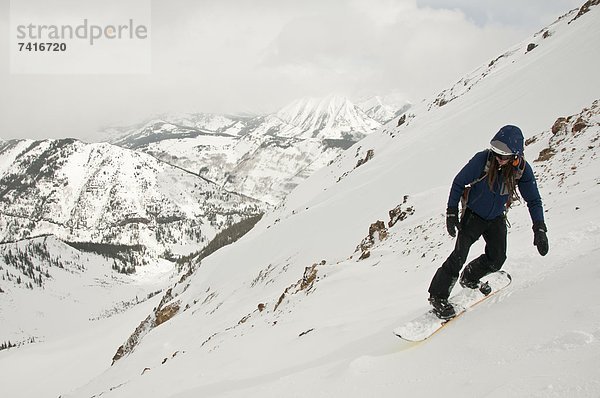 Snowboardfahrer  folgen  hoch  oben