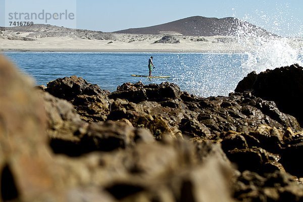 zwischen  inmitten  mitten  hoch  oben  einsteigen  fangen  warten  Paddel  Mexiko  Wasserwelle  Welle