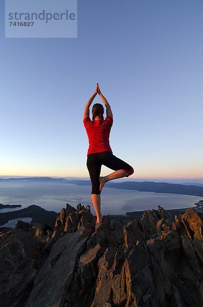 Frau  Berggipfel  Gipfel  Spitze  Spitzen  Sonnenuntergang  See  Hintergrund  zeigen  Kalifornien  Yoga  Berg