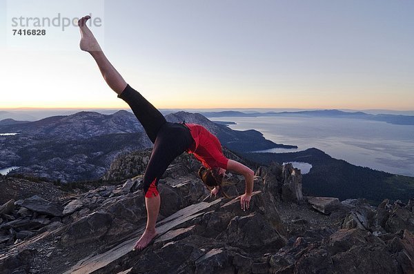 Frau  Berggipfel  Gipfel  Spitze  Spitzen  Sonnenuntergang  See  Hintergrund  zeigen  Kalifornien  Yoga  Berg