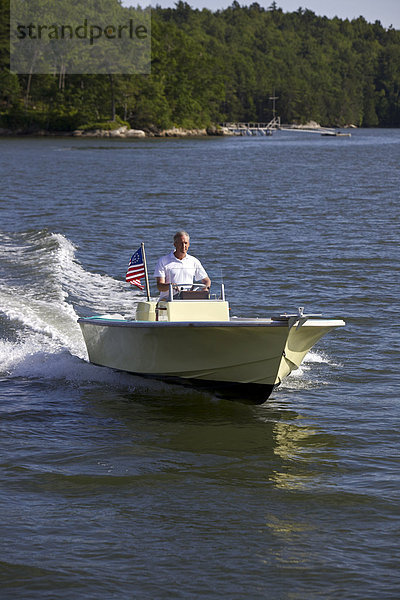 Landschaftlich schön  landschaftlich reizvoll  Mann  reifer Erwachsene  reife Erwachsene  fahren  Küste  Boot  reparieren  vorwärts  Maine  Stärke