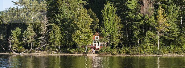 Laubwald  rot  Kabine  Teich