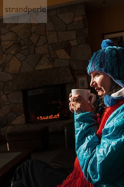 nahe  Frau  Fröhlichkeit  Becher  Wärme  Lodge  Landhaus  Schokolade  Wohnkamin  Wohnkamine  Kamin