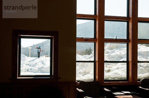 Außenaufnahme  Große Gruppe von Gegenständen  viele  Frau  Tür  Lodge  Landhaus  Schneeschuh  Schnee