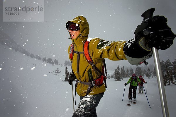 hoch  oben  Mann  Kälte  sehen  Beleuchtung  Licht  Sturm  Skisport  unbewohnte  entlegene Gegend  1