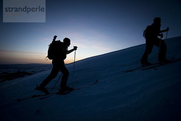 hoch  oben  Berg  Mensch  zwei Personen  Menschen  Silhouette  Sonnenaufgang  Skisport  unbewohnte  entlegene Gegend  2