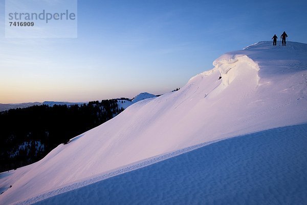 hoch  oben  Berg  Mensch  zwei Personen  Menschen  Silhouette  Beleuchtung  Licht  Sonnenaufgang  lila  Skisport  unbewohnte  entlegene Gegend  2