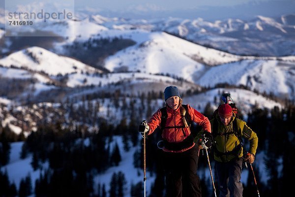 Frau  Mann  Berggipfel  Gipfel  Spitze  Spitzen  Schönheit  geben  Beleuchtung  Licht  Sonnenaufgang  unbewohnte  entlegene Gegend  Ski