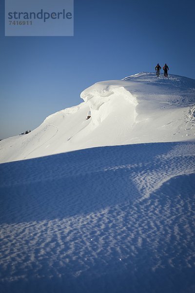 hoch  oben  Berg  Mensch  zwei Personen  Menschen  Silhouette  Beleuchtung  Licht  Sonnenaufgang  lila  Skisport  unbewohnte  entlegene Gegend  2
