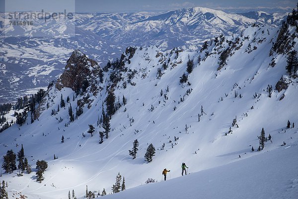 hoch  oben  Berg  Hintergrund  groß  großes  großer  große  großen  wandern  unbewohnte  entlegene Gegend  2  Ski