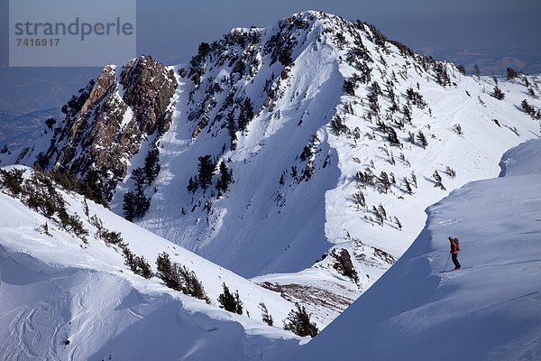 stehend  Berg  Skifahrer  Ecke  Ecken  über  Steilküste  groß  großes  großer  große  großen  unbewohnte  entlegene Gegend  1  hinaussehen
