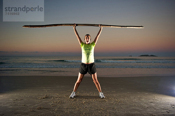 Frau Sport Strand Sonnenuntergang üben