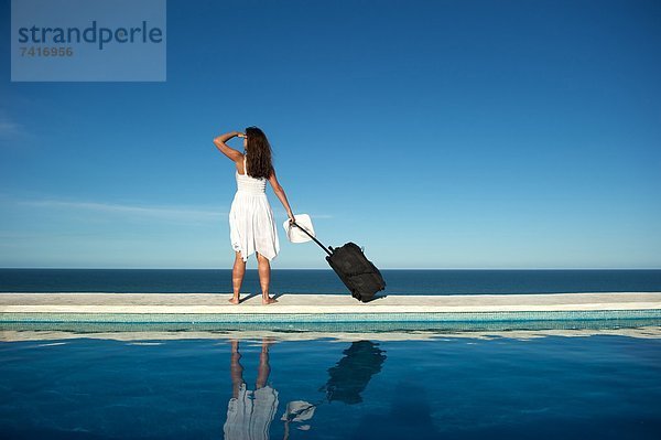 gehen Gepäck Meer Touristin Ansicht Schwimmbad schwer