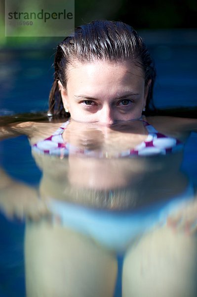 Frau Entspannung Urlaub Schwimmbad brasilianisch Paradies hübsch