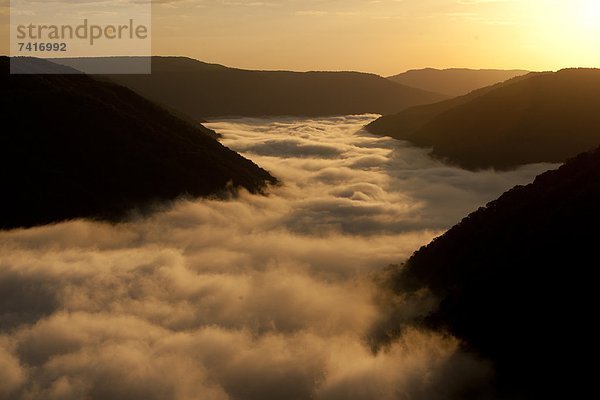 füllen füllt füllend Tal Nebel