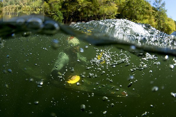 Mann  Unterwasseraufnahme  Blase  Blasen  Kajak  Ansicht  Trennung  1