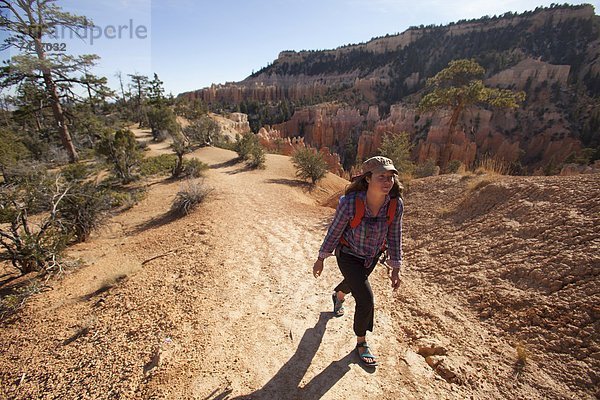 Frau  wandern  jung  Bryce Canyon Nationalpark  Schlucht