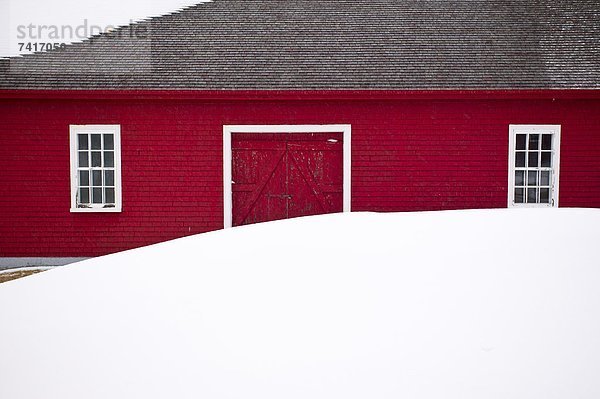 Winter Fenster weiß dahintreibend Scheune rot Kanada Quebec Schnee